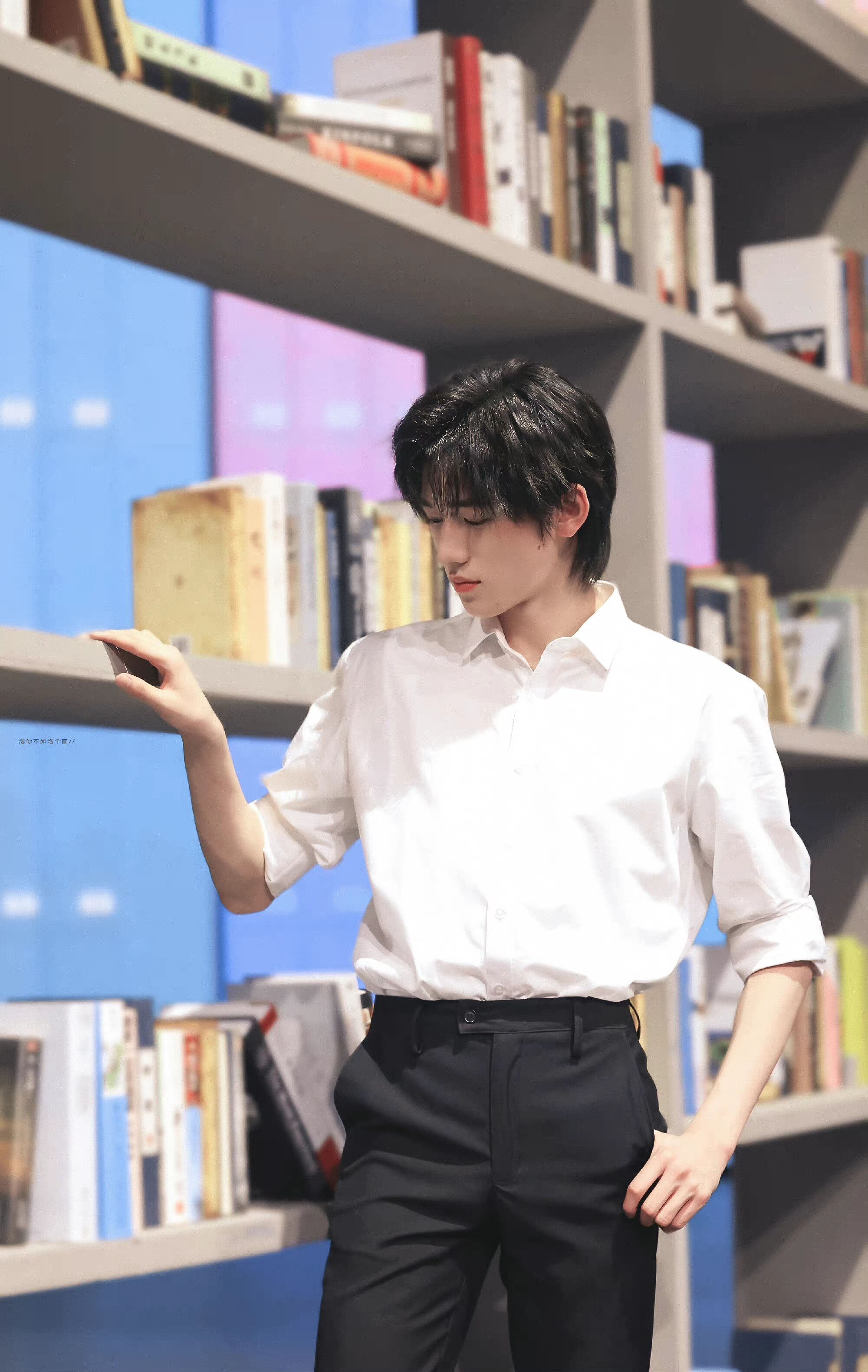 宋亚轩的气质真出众,简单的白衬衫,他穿上就很有"贵族感"|宋亚轩|白