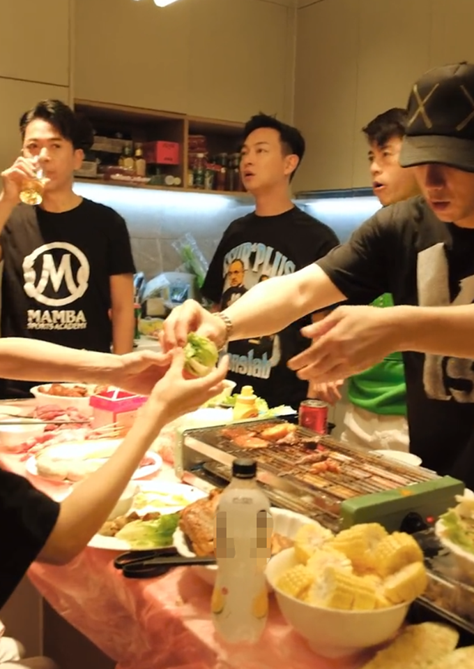 林峯携妻女参加饭局,张馨月抱娃不方便,吴卓羲给她卷肉很贴心休闲区蓝鸢梦想 - Www.slyday.coM 林峯携妻女参加饭局,张馨月抱娃不方便,吴卓羲给她卷肉很贴心休闲区蓝鸢梦想 - Www.slyday.coM