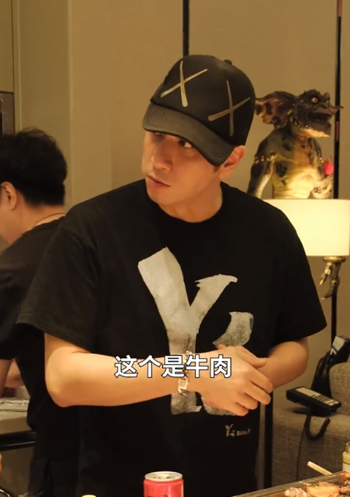 林峯携妻女参加饭局,张馨月抱娃不方便,吴卓羲给她卷肉很贴心休闲区蓝鸢梦想 - Www.slyday.coM 林峯携妻女参加饭局,张馨月抱娃不方便,吴卓羲给她卷肉很贴心休闲区蓝鸢梦想 - Www.slyday.coM