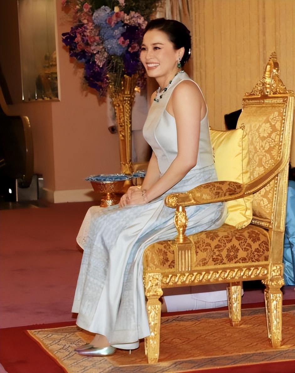 身披绫罗绸缎惊艳,华裔王后就是雍容华贵|民国|苏提达|王后_新浪新闻