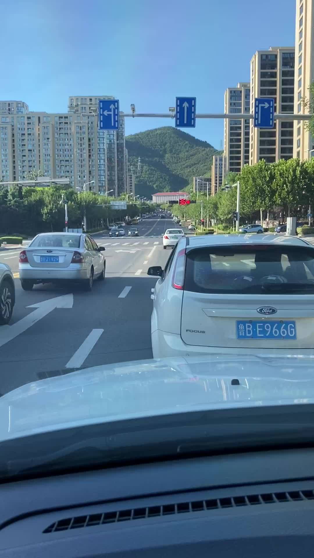 避晒式等红绿灯交警此类行为违法