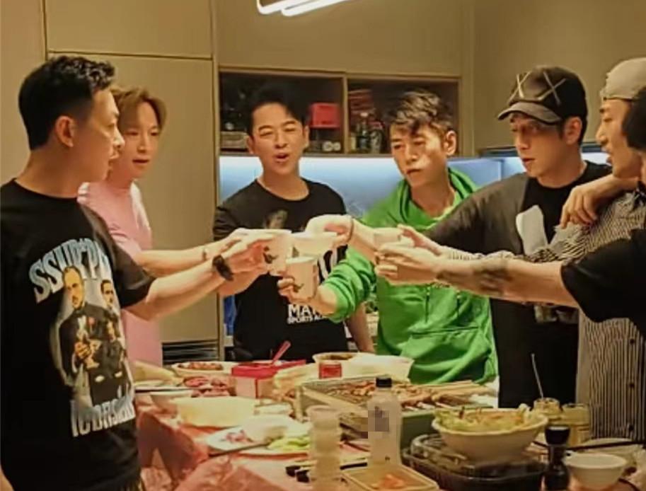 林峯携妻女参加饭局,张馨月抱娃不方便,吴卓羲给她卷肉很贴心休闲区蓝鸢梦想 - Www.slyday.coM 林峯携妻女参加饭局,张馨月抱娃不方便,吴卓羲给她卷肉很贴心休闲区蓝鸢梦想 - Www.slyday.coM