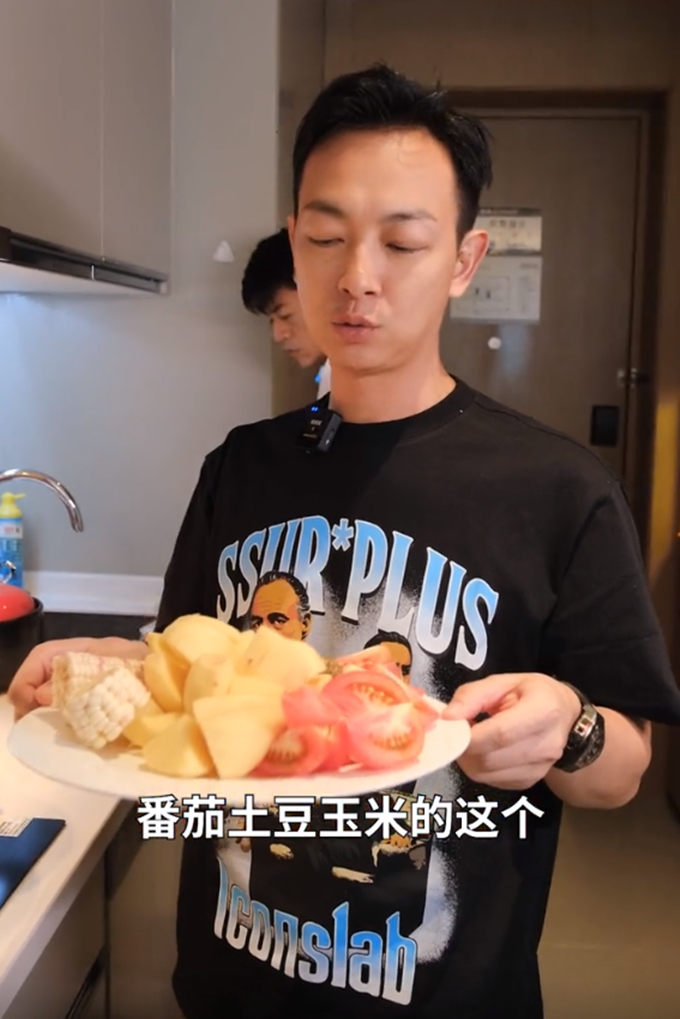 林峯携妻女参加饭局,张馨月抱娃不方便,吴卓羲给她卷肉很贴心休闲区蓝鸢梦想 - Www.slyday.coM 林峯携妻女参加饭局,张馨月抱娃不方便,吴卓羲给她卷肉很贴心休闲区蓝鸢梦想 - Www.slyday.coM