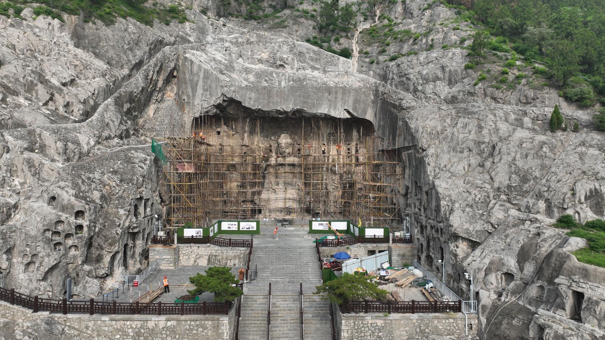 整体保护工程进行中的奉先寺。