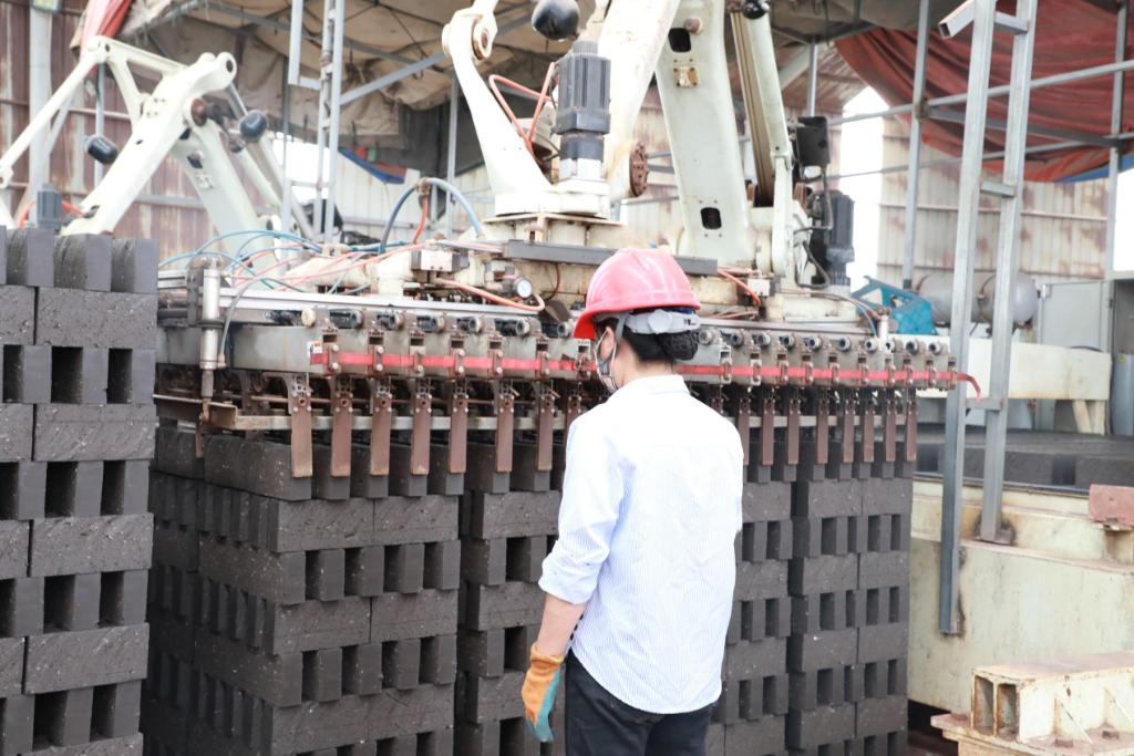 据了解,昂素镇玛拉迪嘉禾天华环保制砖厂是毛盖图嘎查包联部门