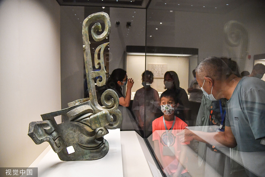 北京,中国国家博物馆迎来了大批放假的学生观众,小观众在参观三星堆