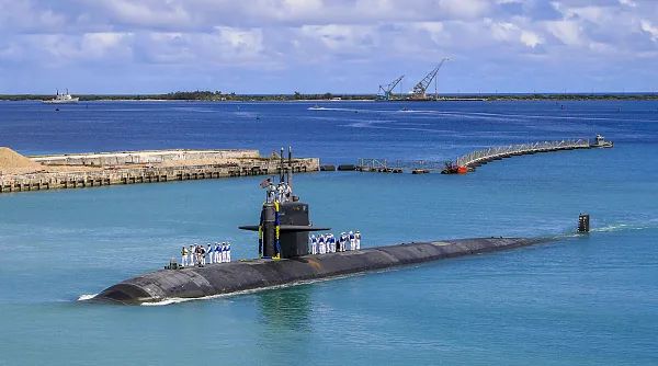 当地时间2021年8月19日，美国关岛，美国洛杉矶级攻击核潜艇返回海军基地。图源：视觉中国