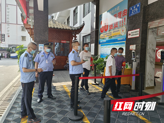 武陵源区“场所码”扫码工作专班对城区重点场所（汽车站、运输车辆、购物场所）落实“场所码”管理工作专项督查