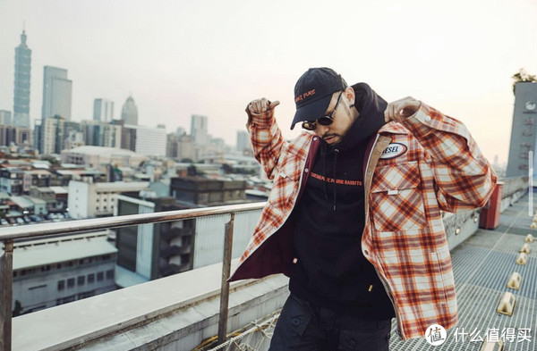 年过四十的“差不多先生”热狗，如今的穿搭还是那么街头吗？休闲区蓝鸢梦想 - Www.slyday.coM