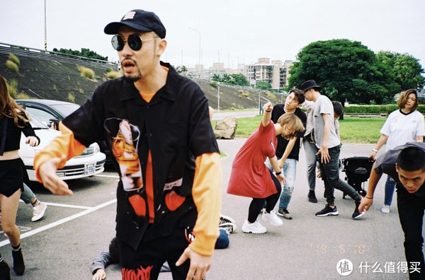 年过四十的“差不多先生”热狗，如今的穿搭还是那么街头吗？休闲区蓝鸢梦想 - Www.slyday.coM