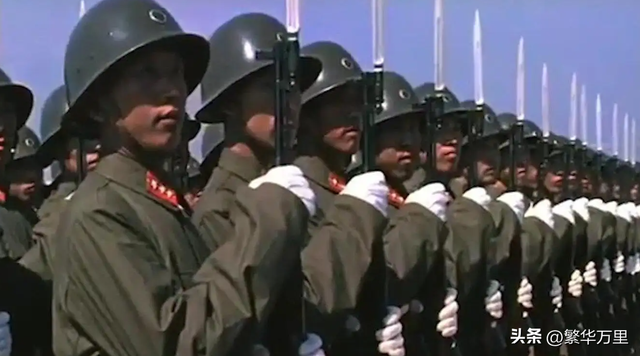 王牌精锐的标配,解放军部队的钢盔,为何先后换装了5种?__财经头条