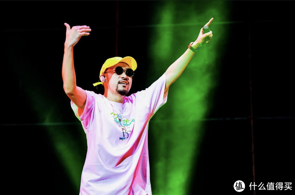 年过四十的“差不多先生”热狗，如今的穿搭还是那么街头吗？休闲区蓝鸢梦想 - Www.slyday.coM