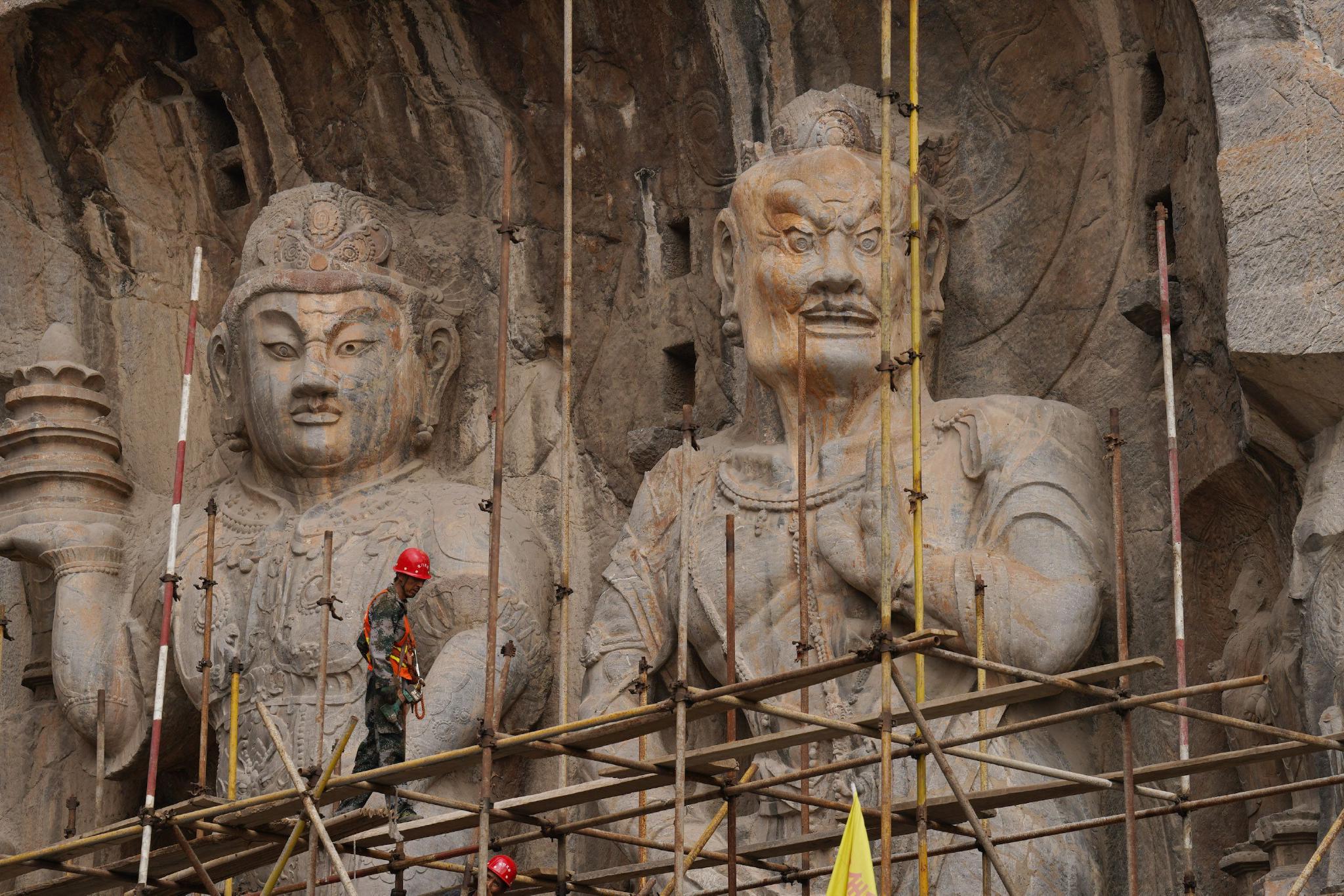 脚手架一层层的拆除，奉先寺巨大的群雕显露出来。
