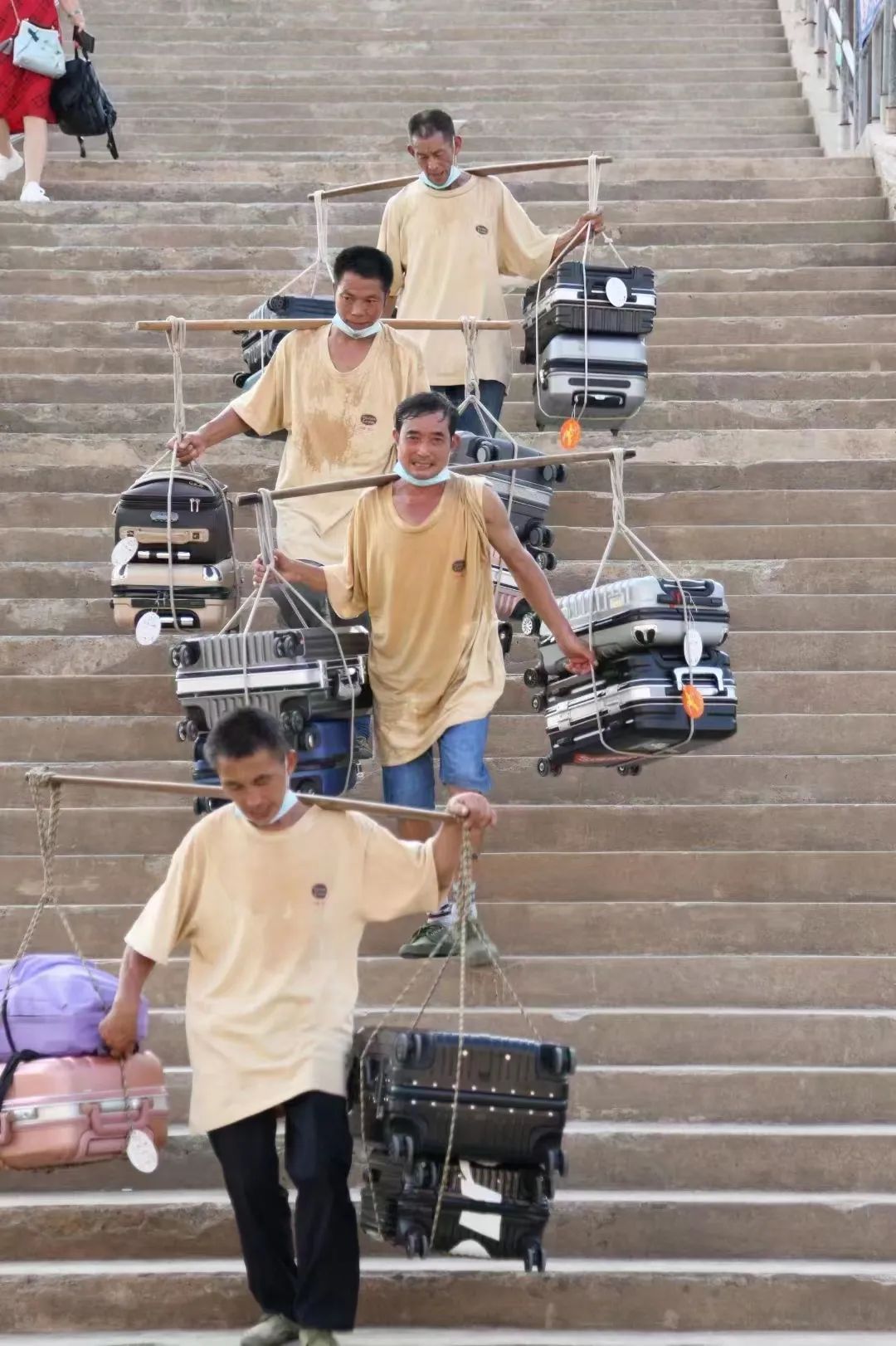 高温下的重庆"棒棒".周晓伍/摄