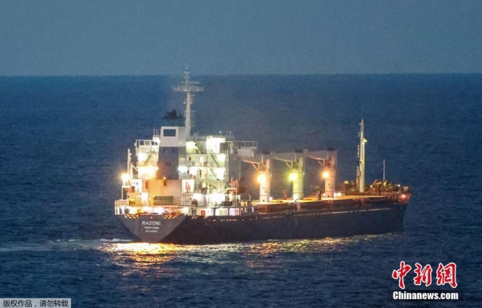 当地时间8月2日，土耳其伊斯坦布尔，首艘乌克兰运粮船已进入土耳其领海。此船装载超过2.6万吨玉米，1日离开敖德萨港，接受检查后将驶往黎巴嫩。