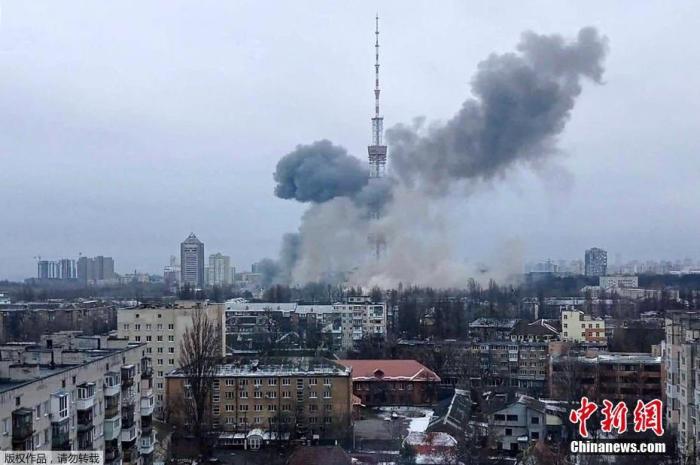 资料图：当地时间3月1日，乌克兰基辅电视塔附近发生两次爆炸。乌克兰紧急情况部门表示，爆炸造成5人死亡。乌克兰内务部表示，乌克兰24电视频道和1+1电视频道的播出将会受到影响。