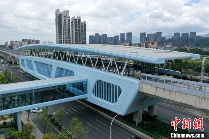 图为6号线唯一也是福州地铁首个高架站——营前站. 张斌 摄
