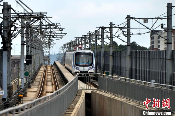 图为行驶在福州地铁6号线上的列车. 张斌 摄