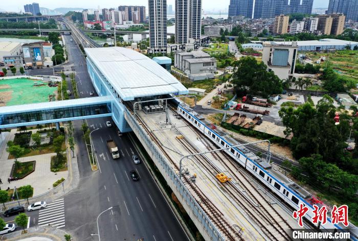 图为列车驶入福州地铁首个高架站——营前站. 张斌 摄