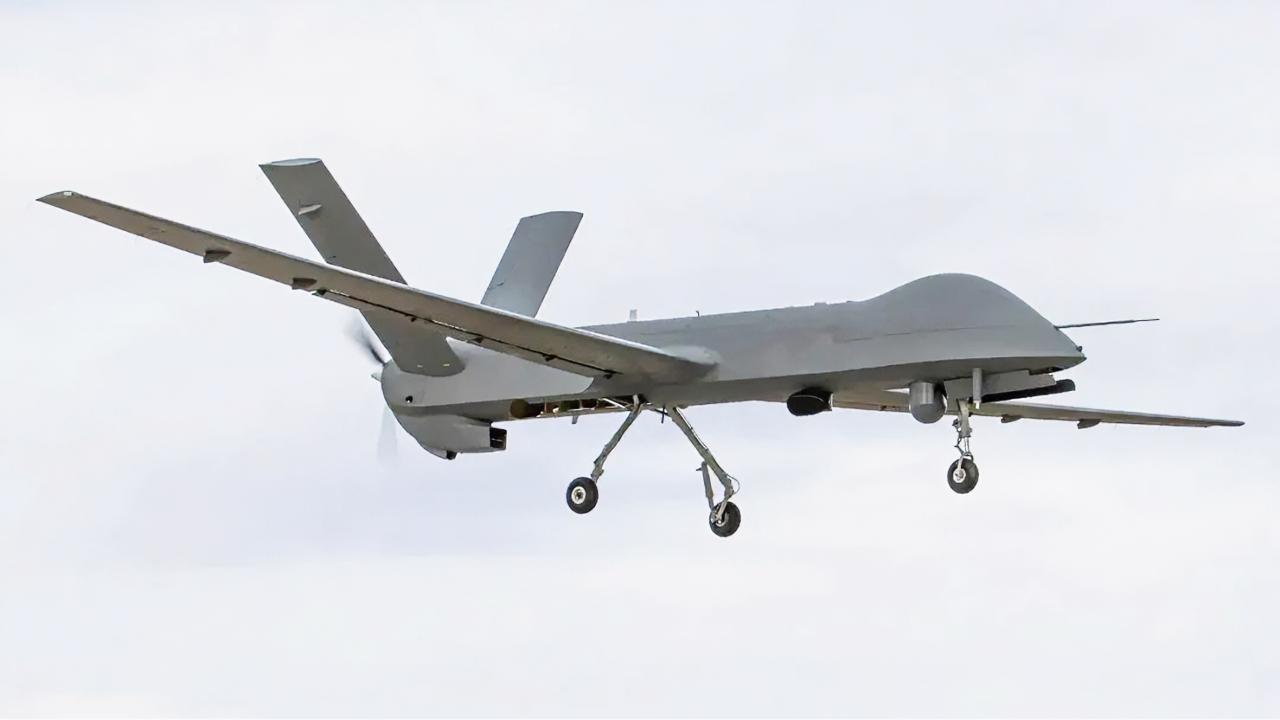 换装国产重油发动机升级版彩虹4无人机首飞成功