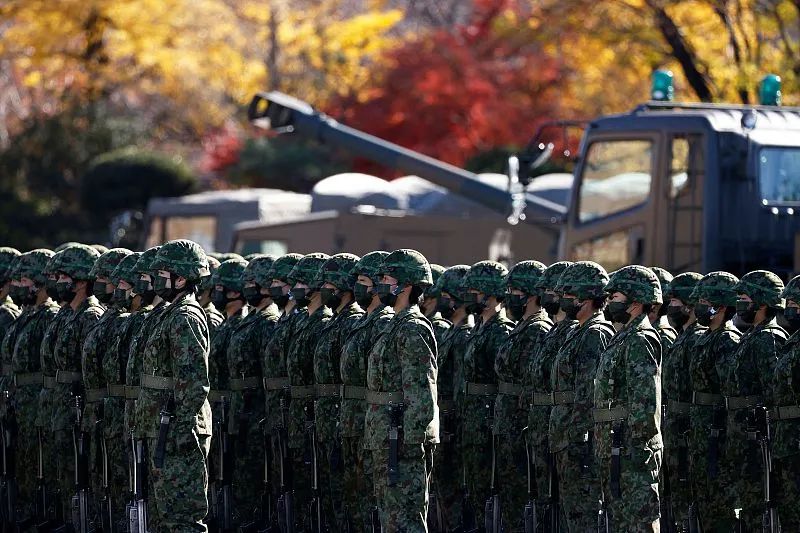 2021年11月，日本陆上自卫队朝霞驻地举行检阅仪式。图源：视觉中国