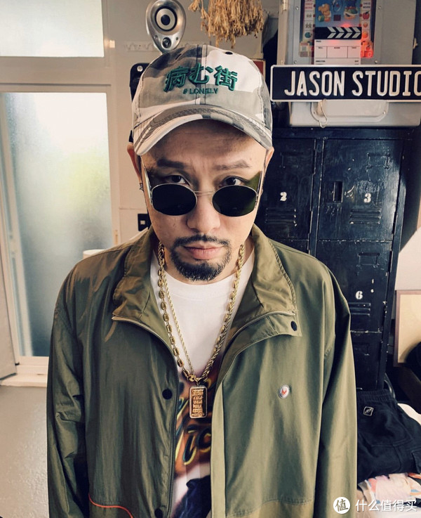 年过四十的“差不多先生”热狗，如今的穿搭还是那么街头吗？休闲区蓝鸢梦想 - Www.slyday.coM