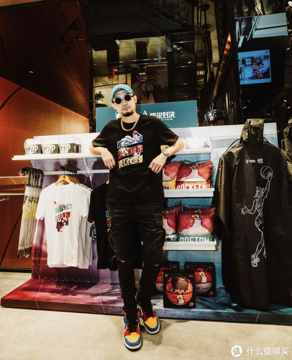 年过四十的“差不多先生”热狗，如今的穿搭还是那么街头吗？休闲区蓝鸢梦想 - Www.slyday.coM