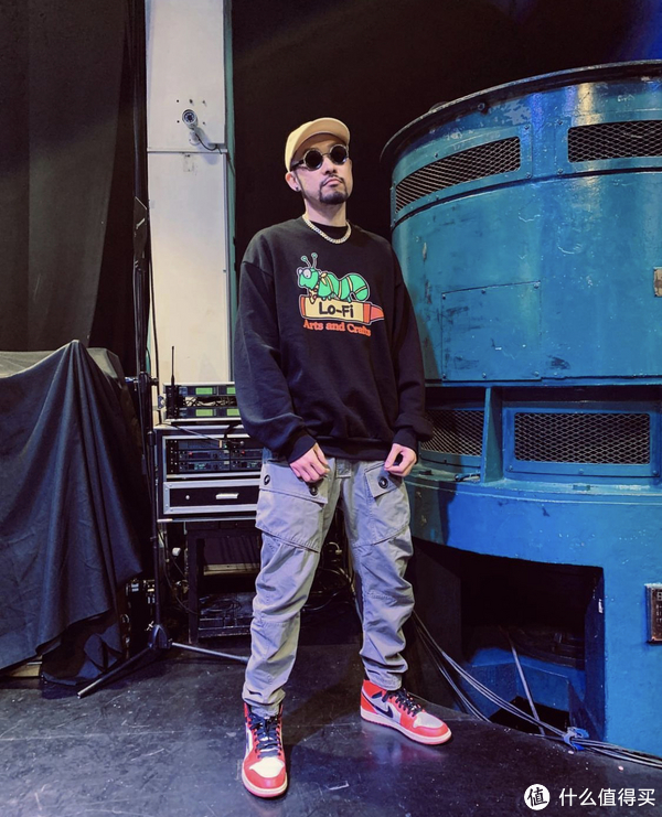 年过四十的“差不多先生”热狗，如今的穿搭还是那么街头吗？休闲区蓝鸢梦想 - Www.slyday.coM