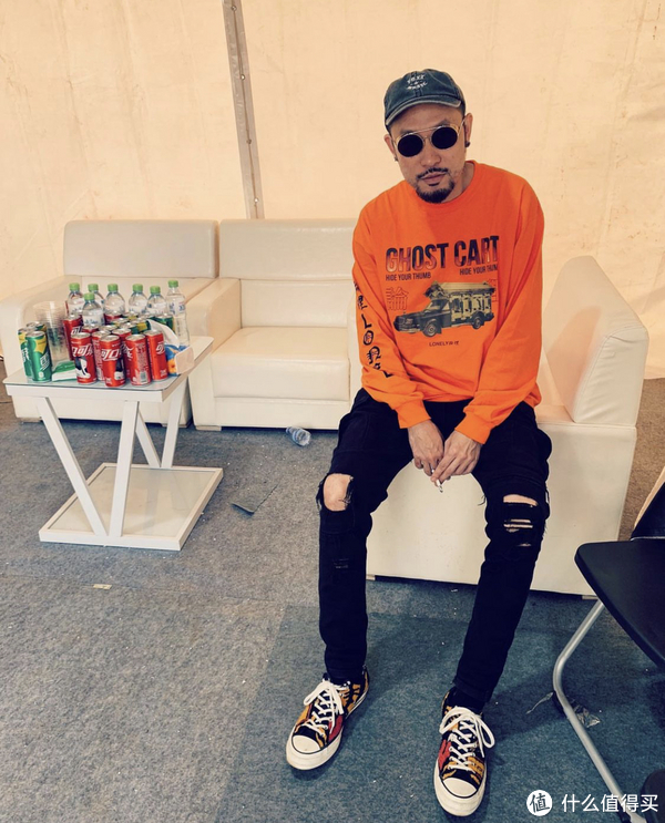 年过四十的“差不多先生”热狗，如今的穿搭还是那么街头吗？休闲区蓝鸢梦想 - Www.slyday.coM