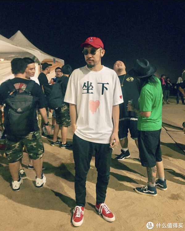 年过四十的“差不多先生”热狗，如今的穿搭还是那么街头吗？休闲区蓝鸢梦想 - Www.slyday.coM