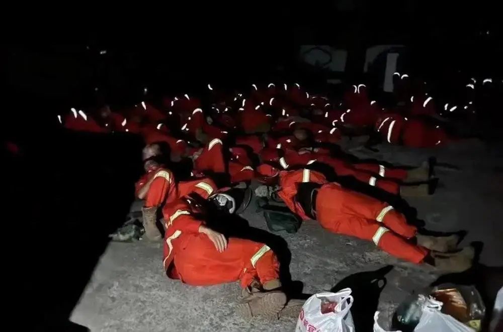 我在重庆山火现场，上千人参与救援休闲区蓝鸢梦想 - Www.slyday.coM