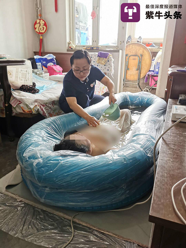 李民花在给老人洗澡