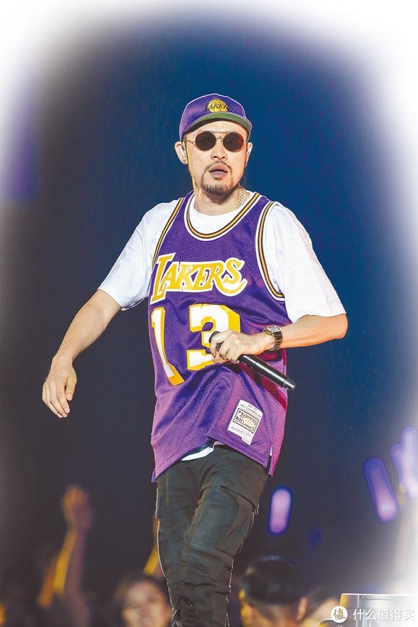 年过四十的“差不多先生”热狗，如今的穿搭还是那么街头吗？休闲区蓝鸢梦想 - Www.slyday.coM