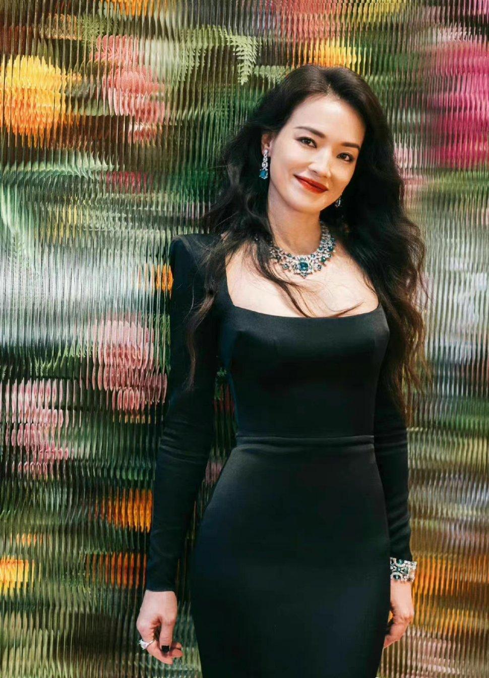 舒淇修身黑裙造型气场全开 一颦一笑妩媚动人__财经头条