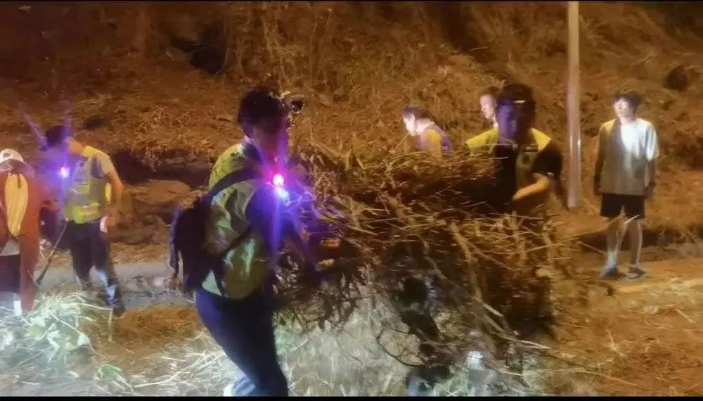 我在重庆山火现场，上千人参与救援休闲区蓝鸢梦想 - Www.slyday.coM