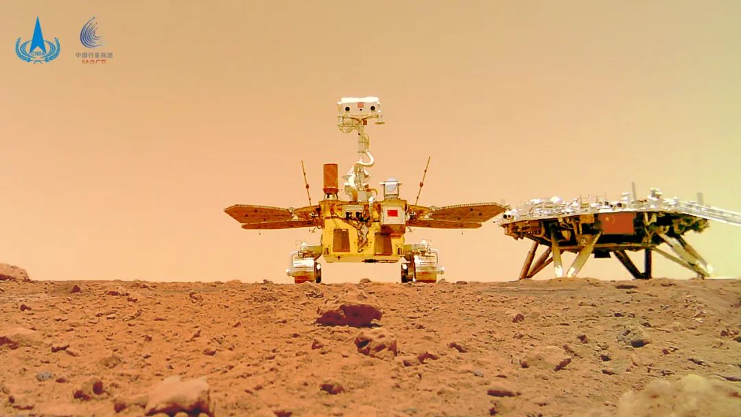 “祝融号”火星车与着陆平台同框出现。国家航天局供图