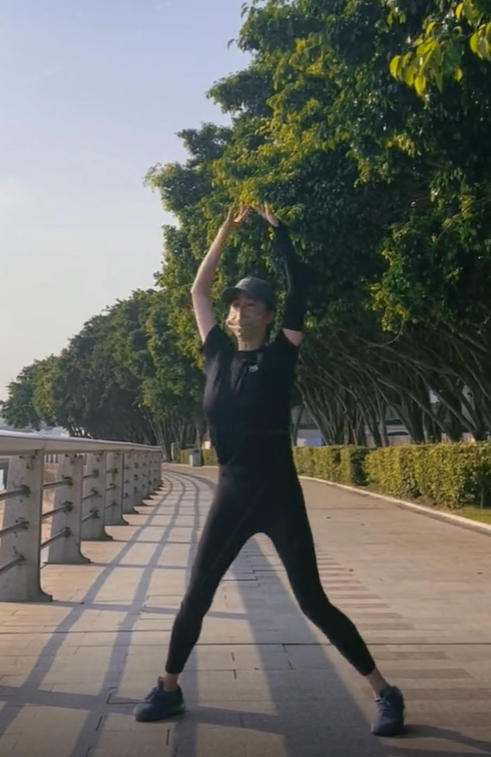 连蹦带跳不停歇,穿紧身裤无一丝赘肉|左小青|健身|芮小丹_新浪新闻