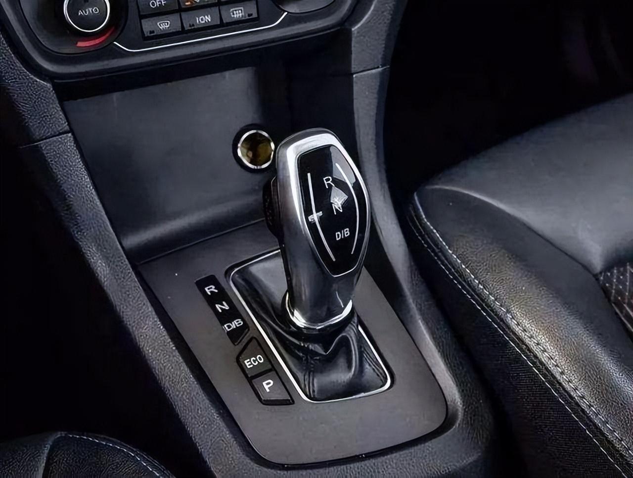 说了多少遍自动挡不是踩油门就走现在知道不算晚