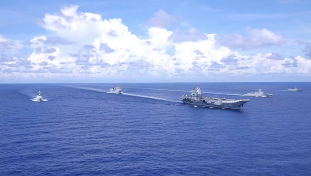 南海山东舰与护卫舰V字并行，起飞助理凌空一指，歼休闲区蓝鸢梦想 - Www.slyday.coM