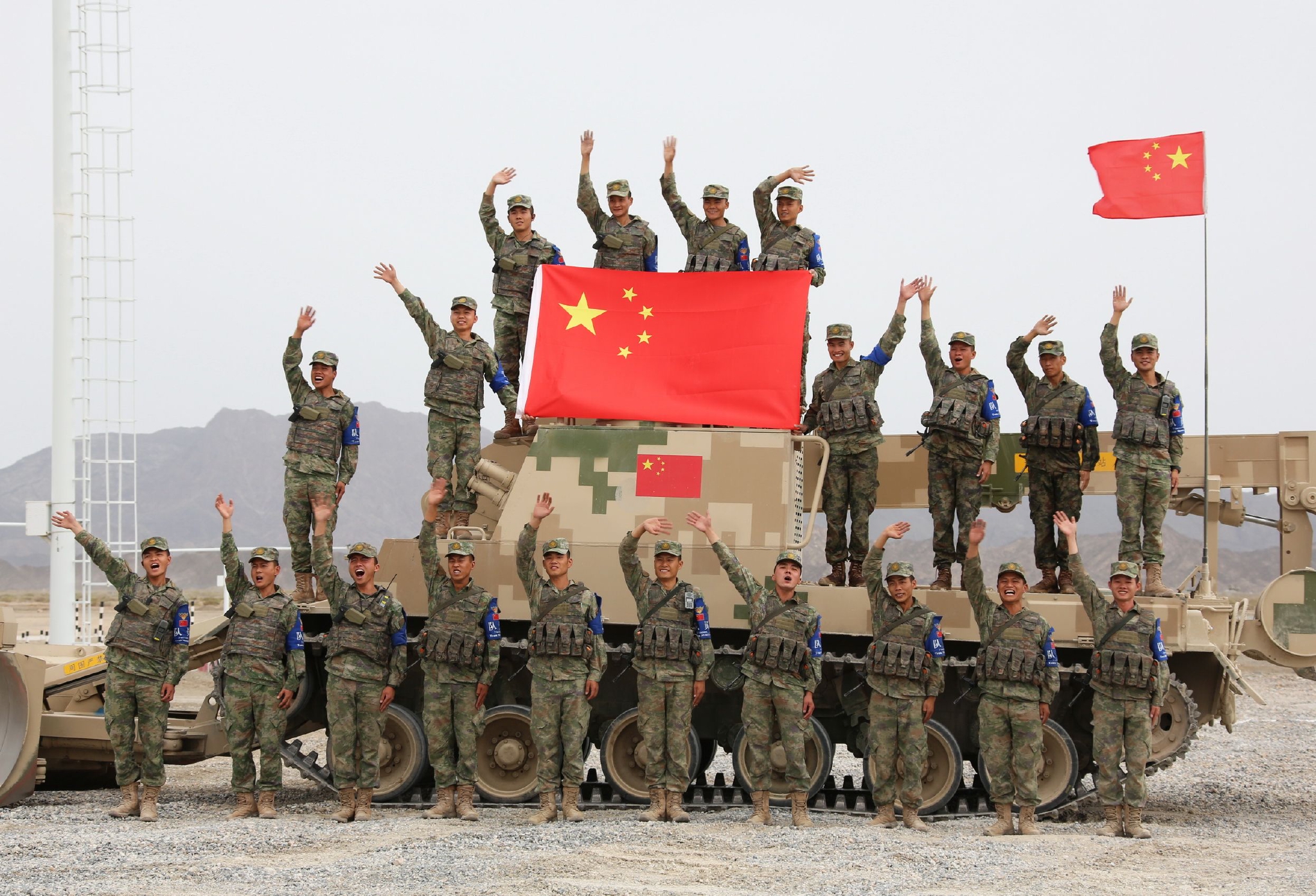 8月25日,"国际军事比赛—2022"中国库尔勒赛区进行"安全路线"接力赛