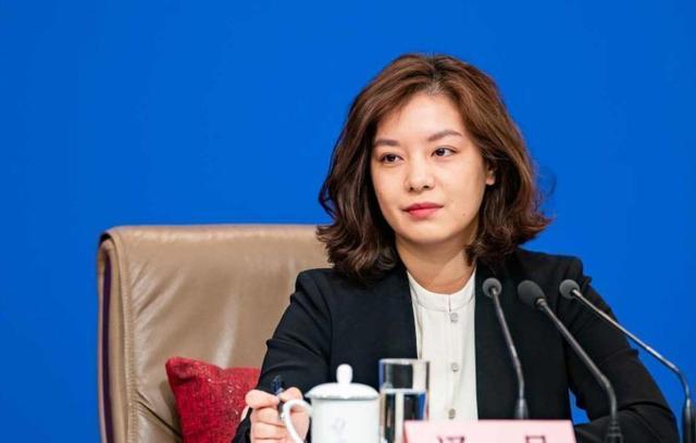 “最美外交翻译”张京:妆发精致干练,西装穿搭得体,气质好优雅__财经头条