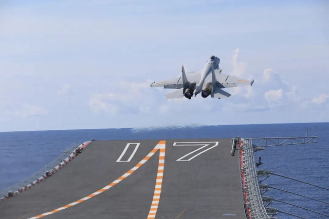南海山东舰与护卫舰V字并行，起飞助理凌空一指，歼休闲区蓝鸢梦想 - Www.slyday.coM