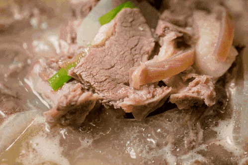 △ 合汁的第一步是熬制汤底。