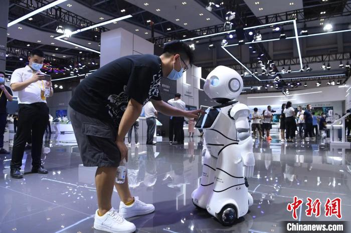 图为民众与"大牛"法律机器人互动. 陈超 摄