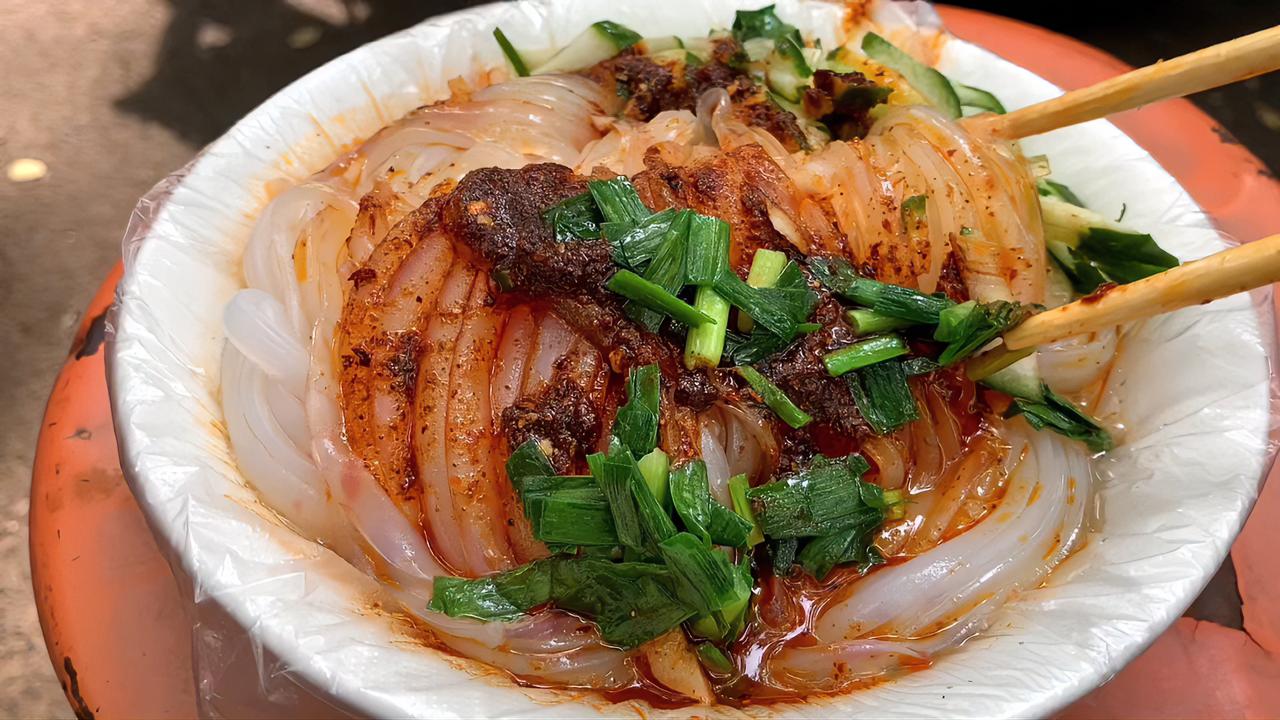 刮凉粉酸辣爽口5元一碗加上醋和油泼辣子芥末油连汤汁都想喝净