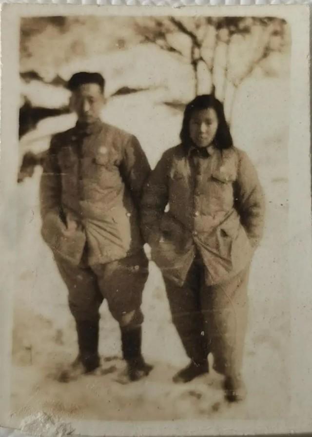  鲍奇和妻子程世萍在朝鲜战场上的珍贵留影。 受访者供图