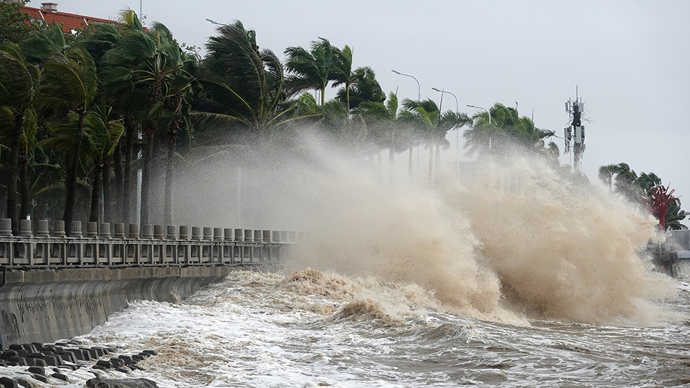 2022年8月25日上午,广东珠海,受今年第9号台风"马鞍"影响,珠海市城区