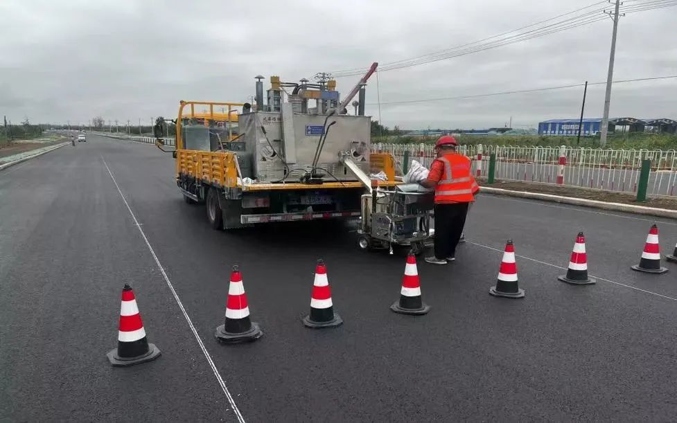 划设道路标线现场.