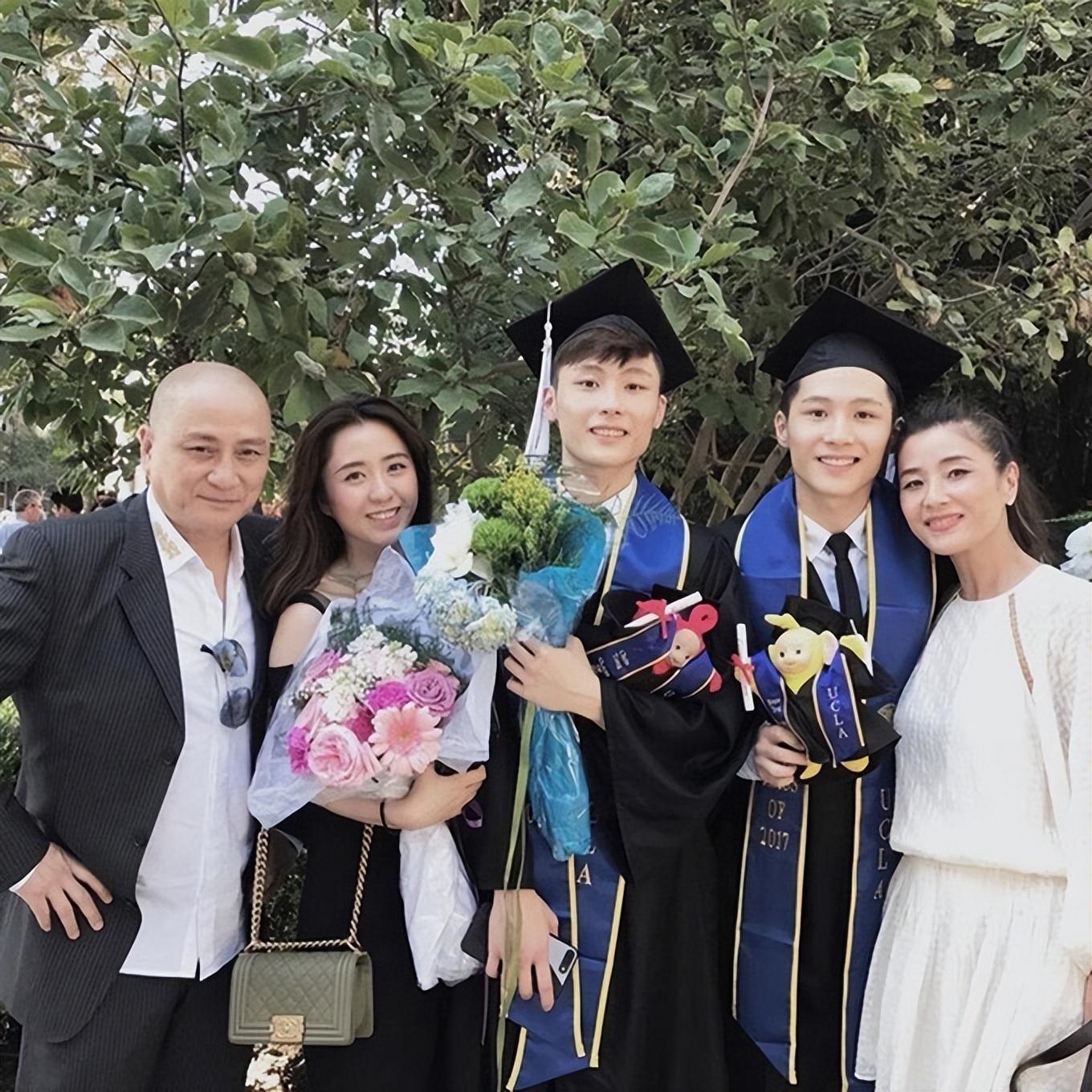 汤镇业双胞胎女儿t台首秀!