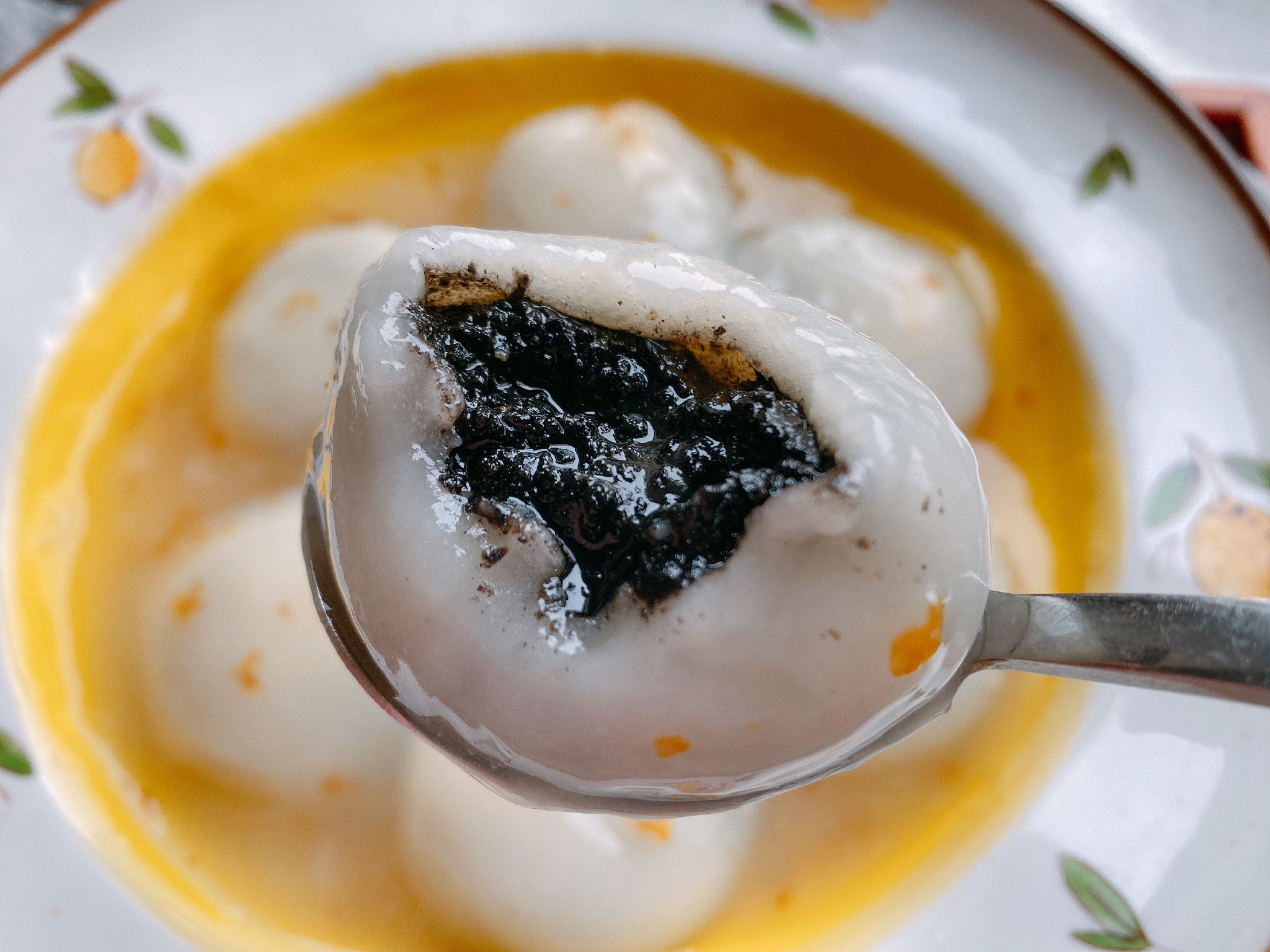 冬至快到了,北方饺子南方汤圆,教你自制黑芝麻汤圆,软糯流心|南方